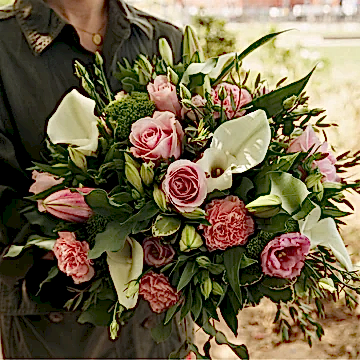 Bouquet de fleurs variées aux teintes roses et blanches livraison Paris