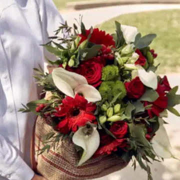 Bouquet de fleurs variées aux teintes rouges et blanches livraison Paris